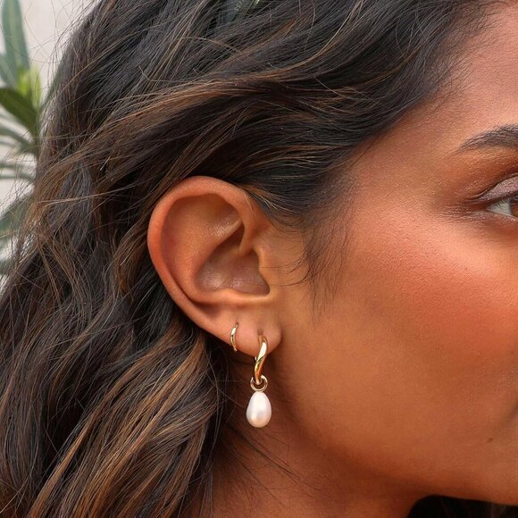 Trendy gold pearl hoop earrings for women 14K plated huggie drop wedding jewelry - Picture 5 of 6